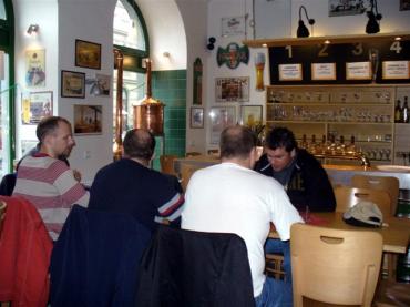 V klubu a pivovarském