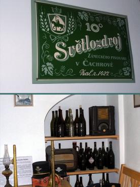 Reklamní tabule na čachrovské pivo a expozice pivních lahví