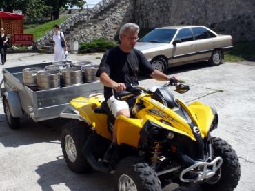 Takto sa na Trenčiansky hrad dopravují zásoby piva