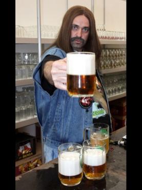 Martin Dejdar coby Ozzák prezentující podměrečné pivo (foto: ČPF)