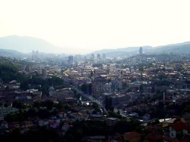 Sarajevo. Komplex pivovaru se nachází vlevo, za muslimským hřbitovem