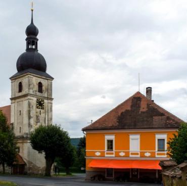 Chudenický farní kostel z 1. pol. 14. století a Stará škola